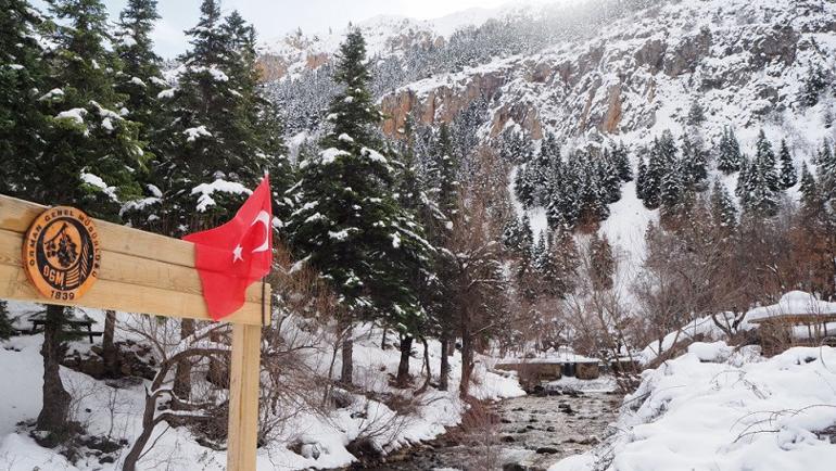 Bozkır Aygırdibi Şelalesi kış aylarında doğa severleri bekliyor