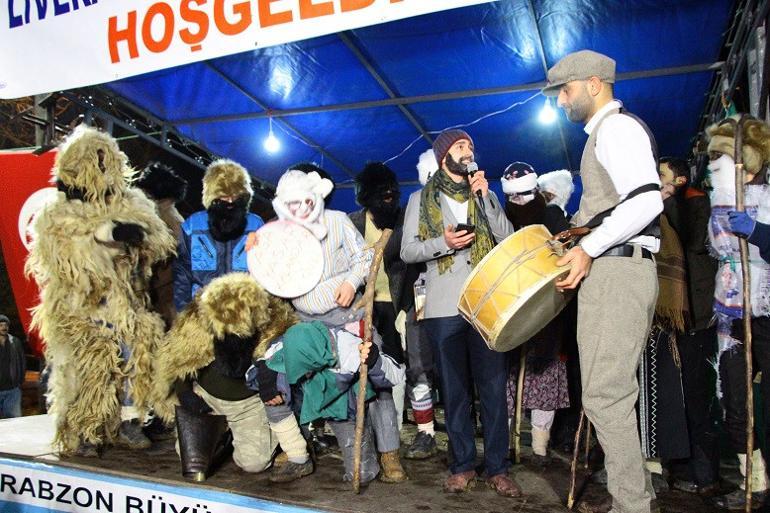 Kostümleri giyindiler, Kalandar'ı kutladılar