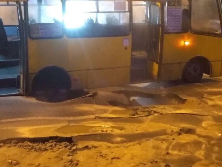 Ukrayna’da sıcak su borusu patladı, asfalt çöktü
