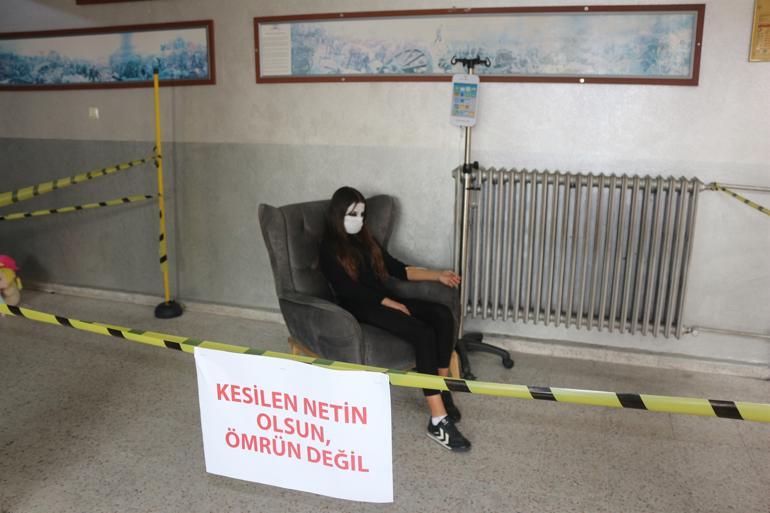 Teknoloji bağımlılığına dikkati çekmek için ‘canlı heykel’ oldular