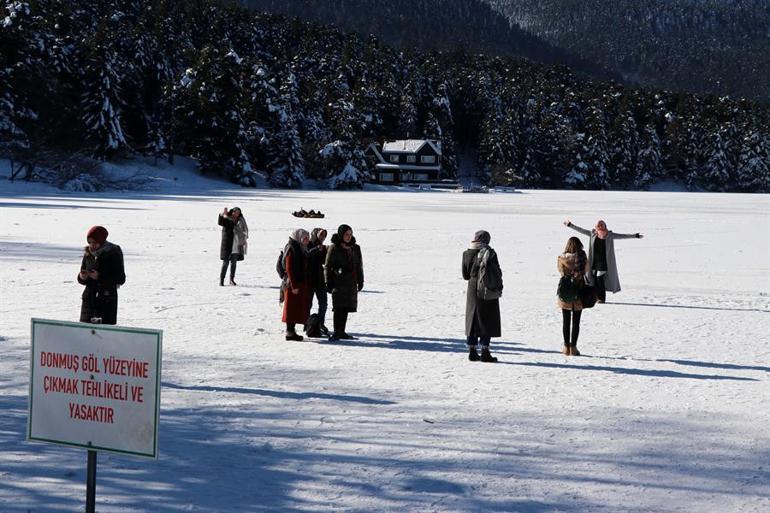 Gölcük'te buz tutan gölün üzerinde tehlikeli yürüyüş