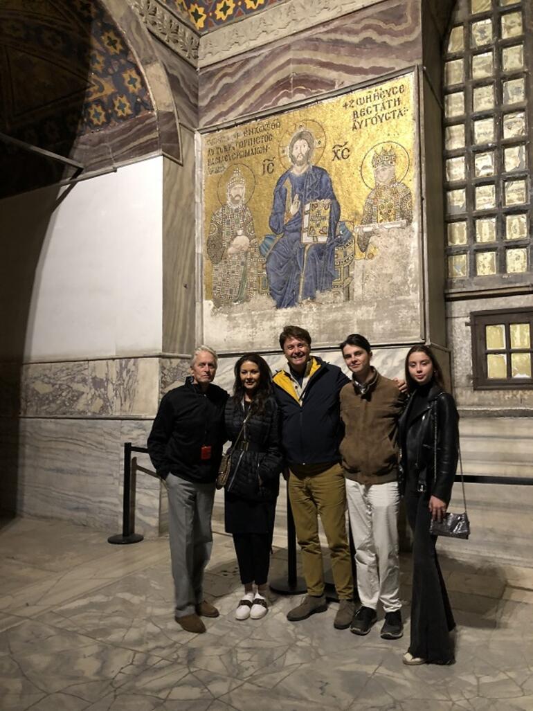 En rahat ettikleri yer Balat’tı! Michael Douglas, Catherine Zeta-Jones ve çocuklarıyla İstanbul turu...