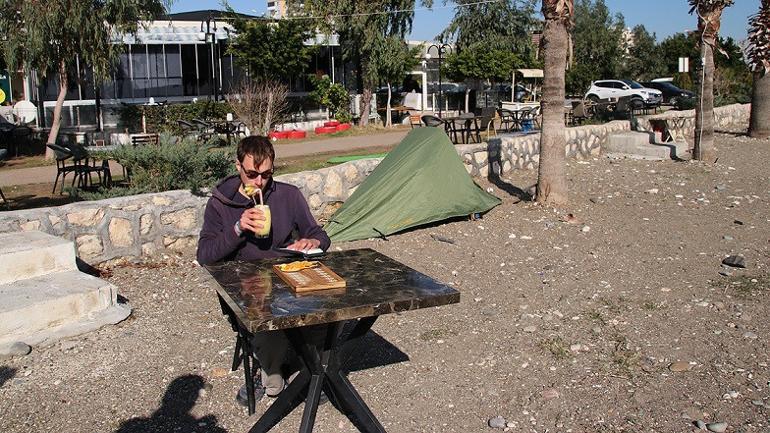 Almanya'dan yola çıktı otostopla dünyayı geziyor! Son durağı Mersin...