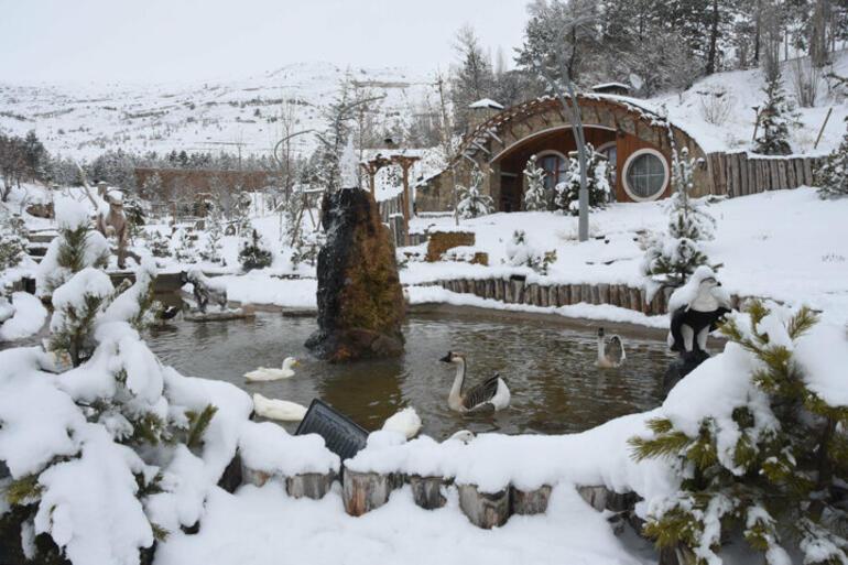Sivas'ın 'Hobbit Evleri'nde kış güzelliği