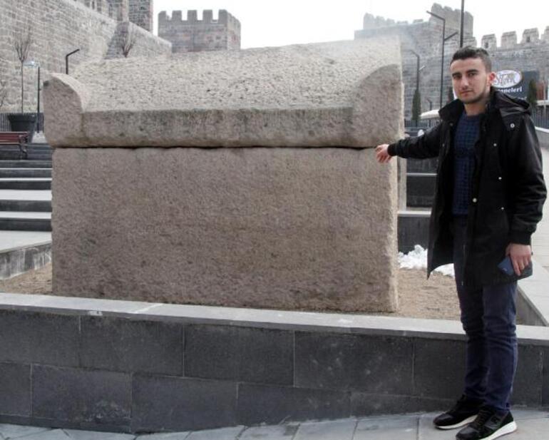 Kaçak kazıda bulunan lahit mezar, Kayseri Kalesinde sergileniyor