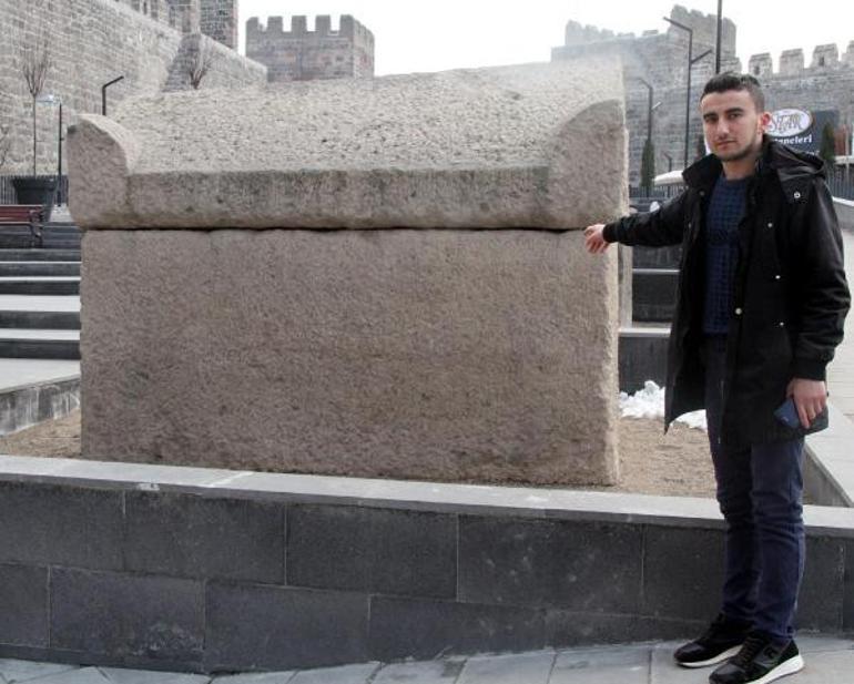 Kaçak kazıda bulunan lahit mezar, Kayseri Kalesinde sergileniyor