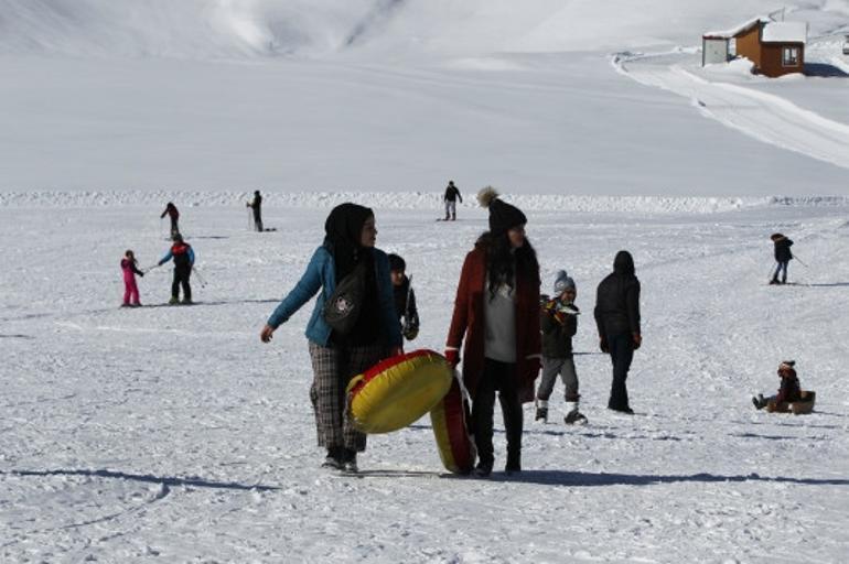 Hakkari, İran ve Iraklı kayak tutkunlarını ağırlıyor