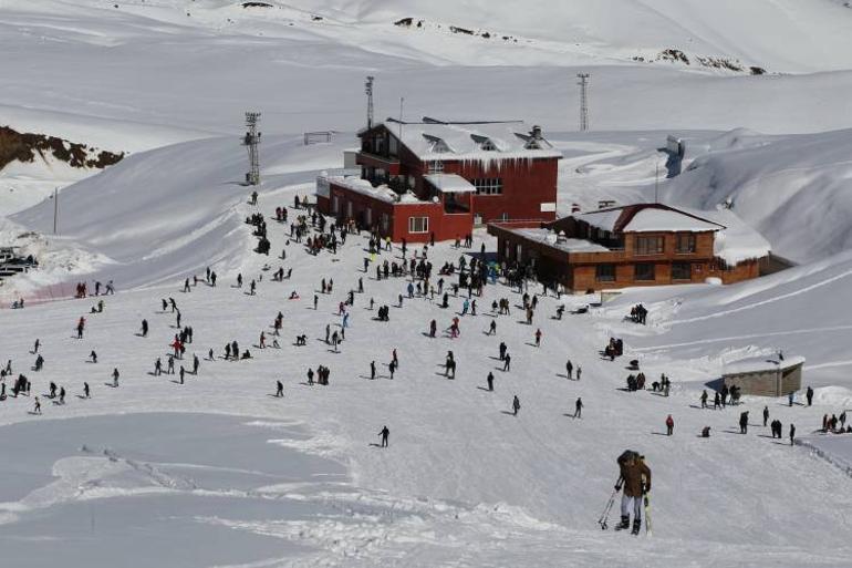 Hakkari, İran ve Iraklı kayak tutkunlarını ağırlıyor