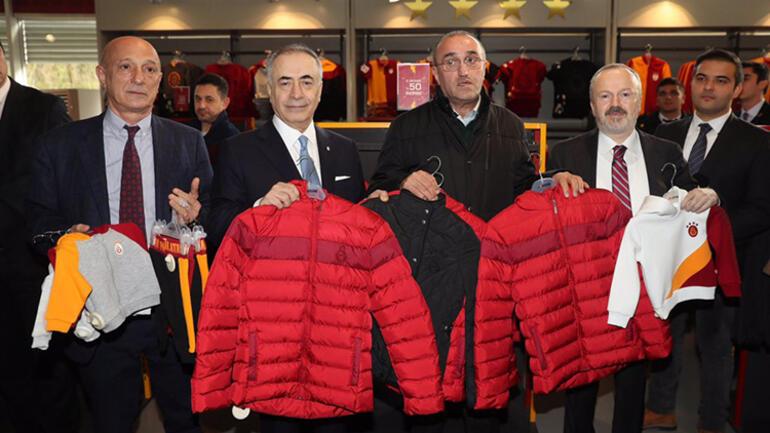 Galatasaray Başkanı Mustafa Cengiz, depremzedeler için alışveriş yaptı