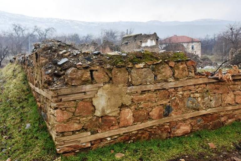 6.8lik depremde Kemal Sunalın doğduğu ev de yıkıldı