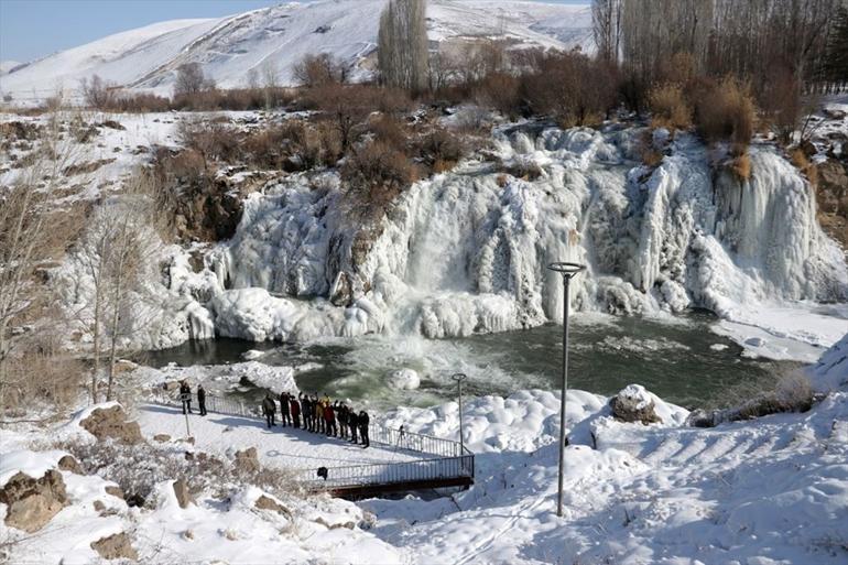 Van'da doğa harikası Muradiye Şelalesi kısmen dondu