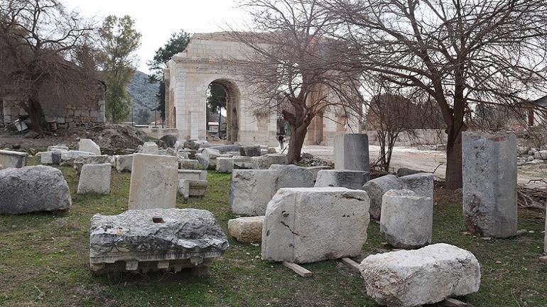 Anavarza Antik Kenti'nin 'Zafer Takı' ziyaretçilerini bekliyor