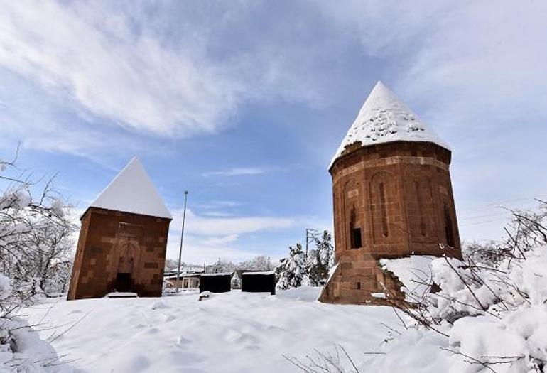 Tarihi kent Ahlat’tan kartpostallık manzaralar