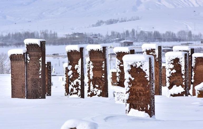 Tarihi kent Ahlat’tan kartpostallık manzaralar