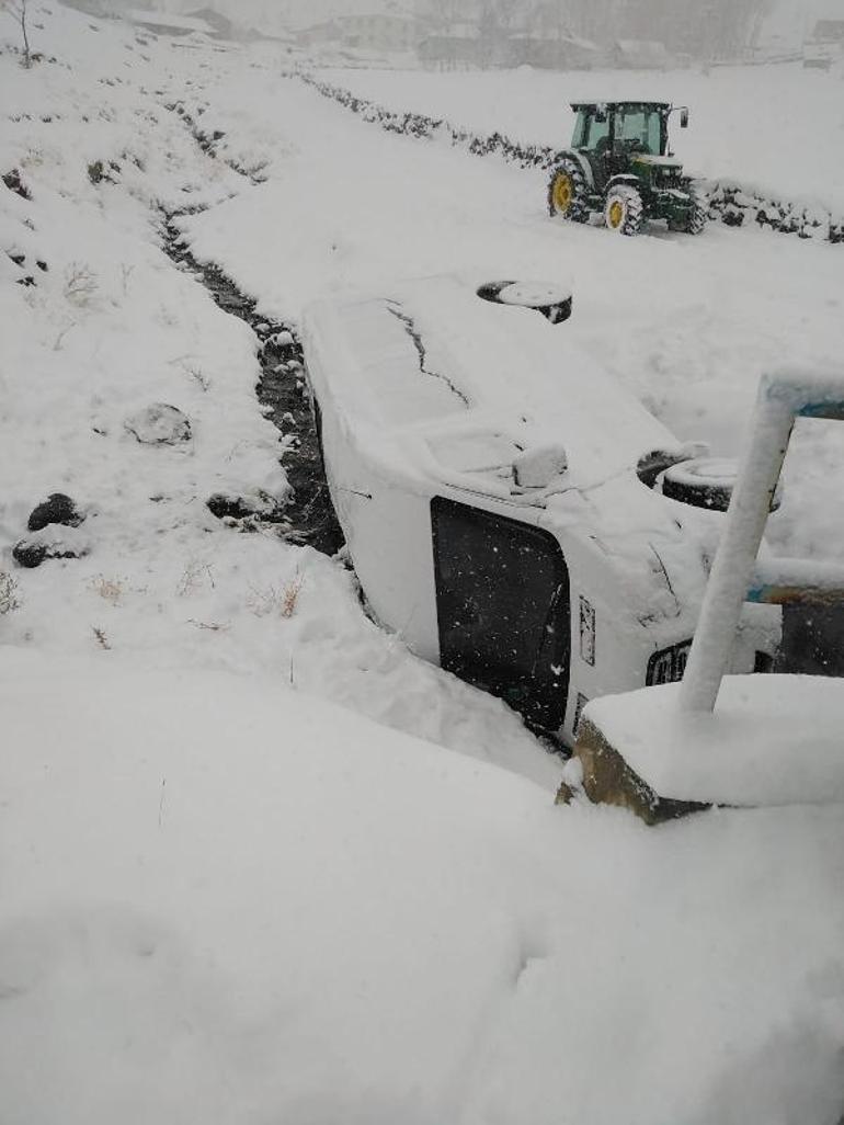 Vanda öğrencileri taşıyan servis minibüsü şarampole devrildi: 14 yaralı