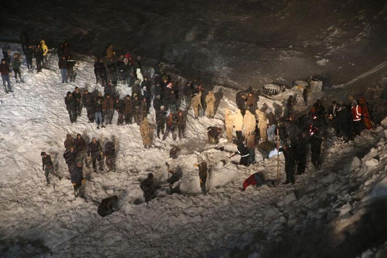 Son dakika haberi: Çığ altındaki minibüse ulaşıldı Van Valisinden ilk açıklama