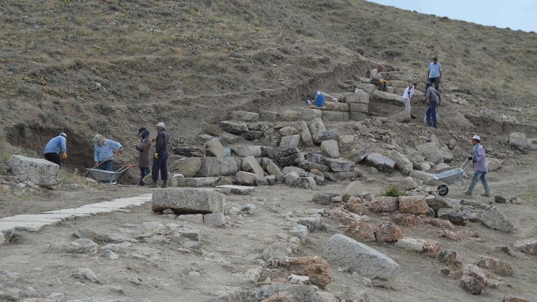 Antik kent 'Apameia'daki çalışmalar turizme değer katacak