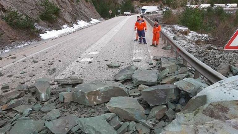 Boluda kara yolunda heyelan Ankara yönünde ulaşıma kapandı