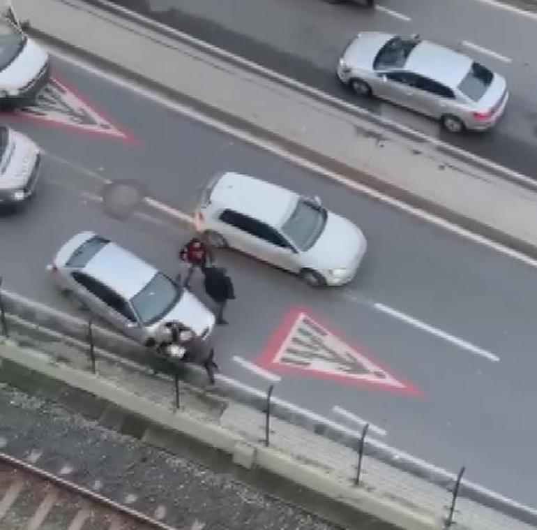 Bu sabah İstanbulda yaşandı Araçlarını durdurdular, birbirlerine girdiler