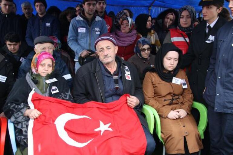 Şehit oğullarını Türk bayrağıyla uğurladılar