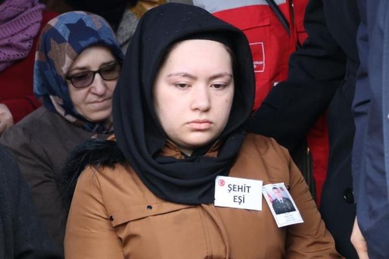 Şehit oğullarını Türk bayrağıyla uğurladılar