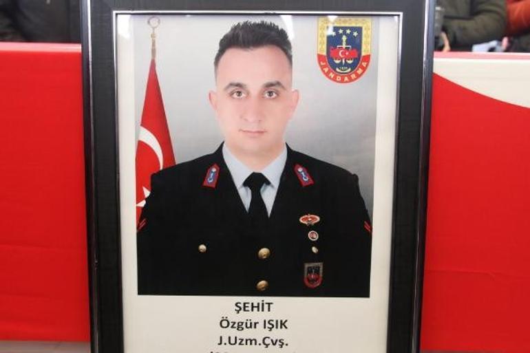 Şehit oğullarını Türk bayrağıyla uğurladılar