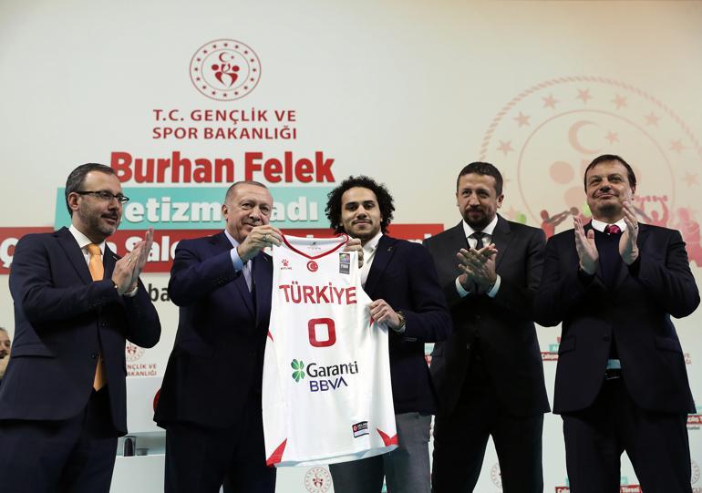 Cumhurbaşkanı Recep Tayyip Erdoğandan Shane Larkine milli forma