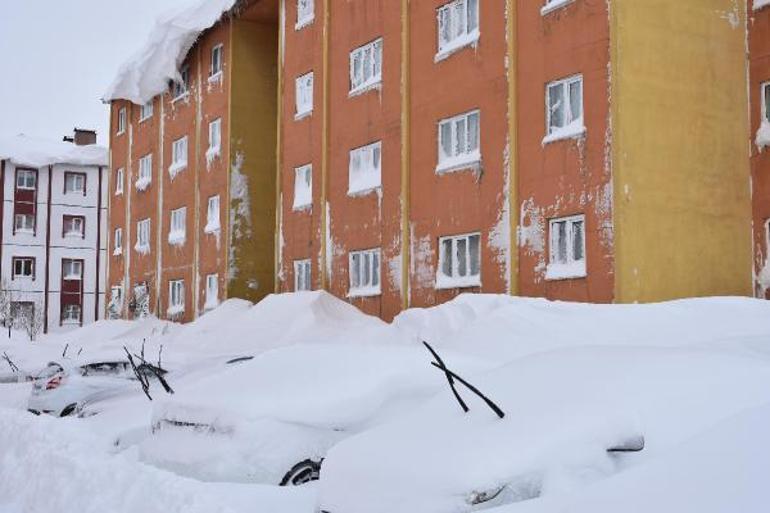 Bitlis’te kar 2 metreyi aştı... Araçlar ve evler kara gömüldü