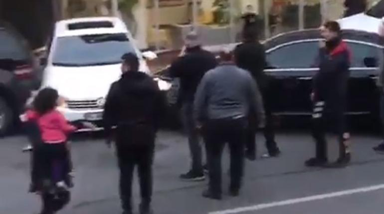 Sosyal medya bu görüntüyü konuşuyor... Kimseye aldırmadı, defalarca çarptı