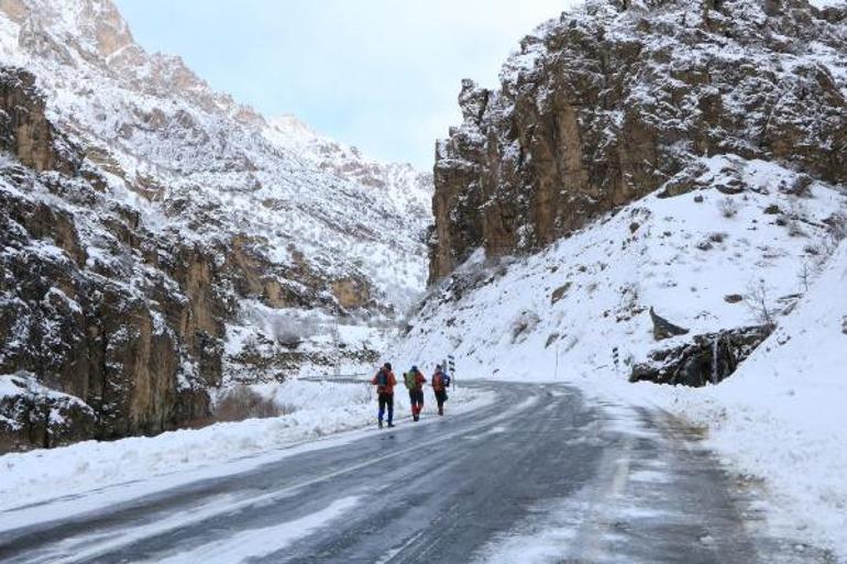 Hakkari'de donan şelale ilgi çekiyor