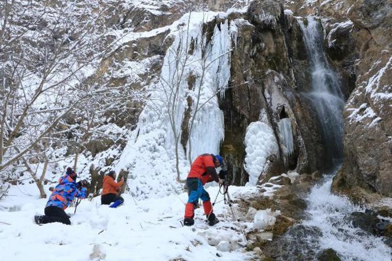 Hakkari'de donan şelale ilgi çekiyor