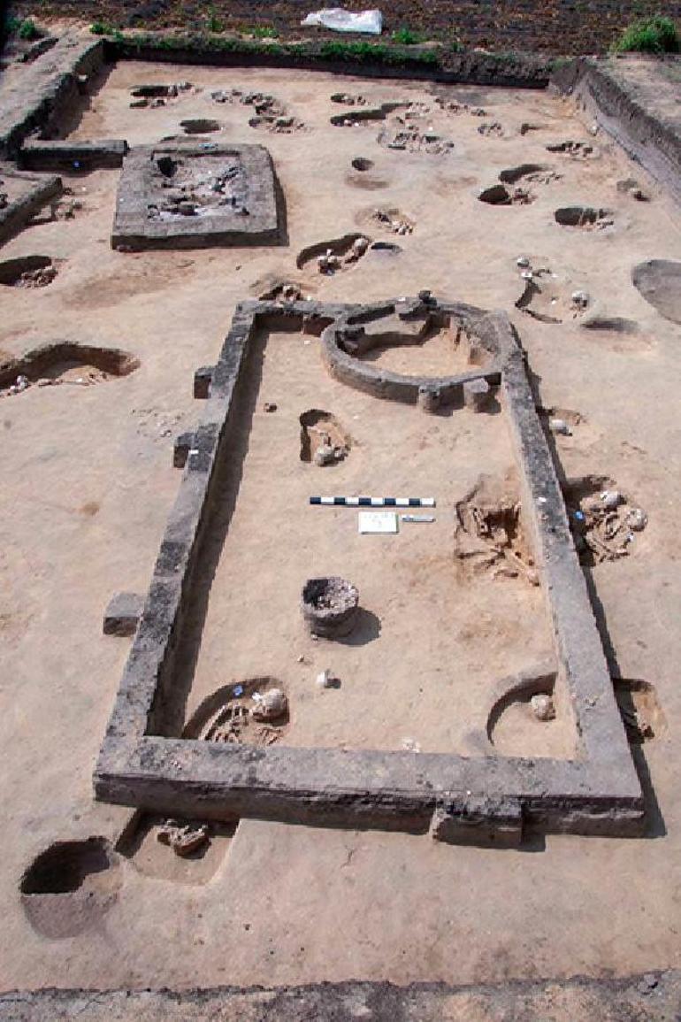 Mısır'da 83 antik mezar bulundu