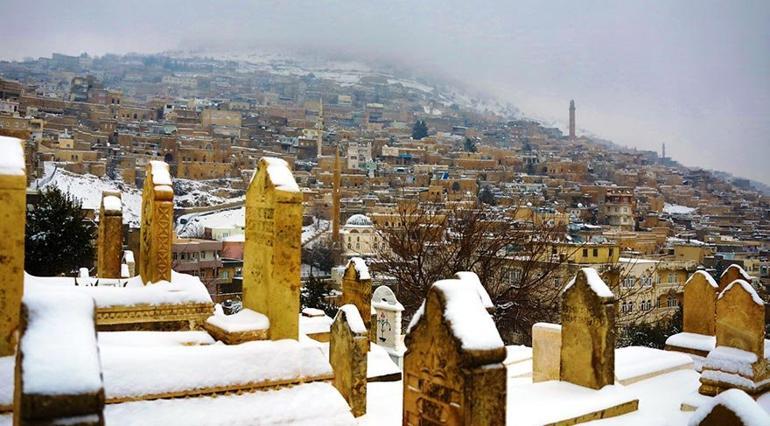 Mardin’de beyaz örtüyle kaplanan tarihi binalar turistleri büyüledi