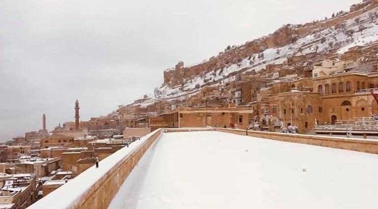 Mardin’de beyaz örtüyle kaplanan tarihi binalar turistleri büyüledi