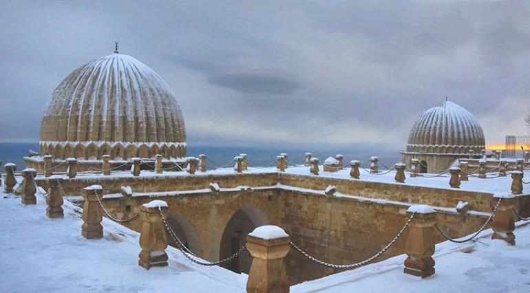 Mardin’de beyaz örtüyle kaplanan tarihi binalar turistleri büyüledi