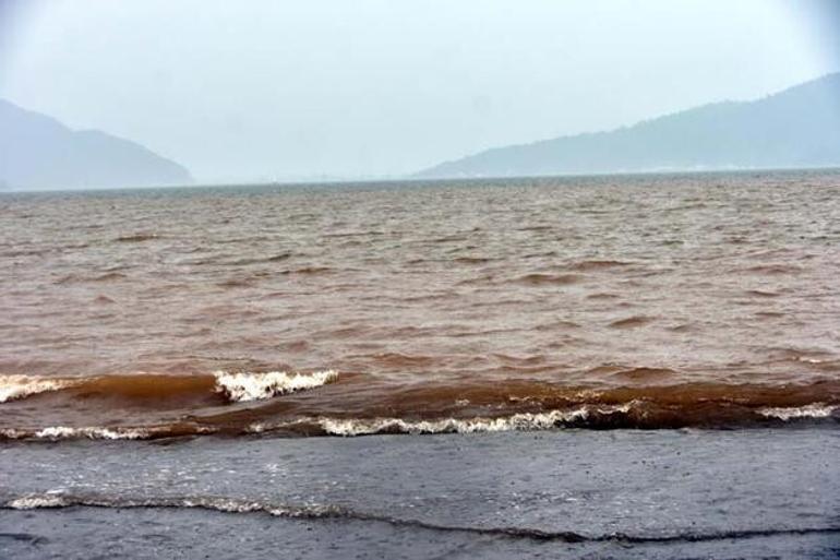 Marmaris'te deniz eski rengine döndü