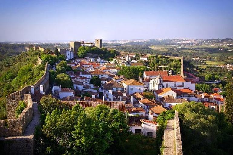 Etrafı surlarla çevrili 2300 yıllık Portekiz kasabası Obidos