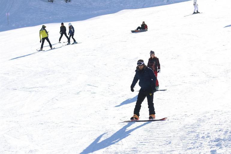 Kartalkaya'da pistlerde kar kalınlığı 2 metre 30 santimetreye ulaştı.