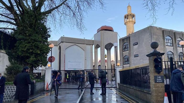 Son dakika haberi... İngilterede namaz kılan din görevlisi bıçaklandı