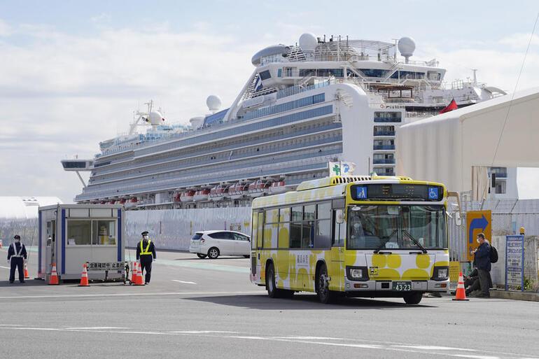 Japonya’da karantina altındaki gemiden tahliyeler sürüyor