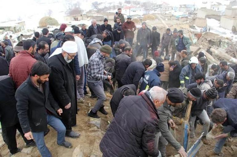 Son dakika haberler... Bakan Soylu duyurdu: İran merkezli depremde Vanda 8 kişi yaşamını yitirdi