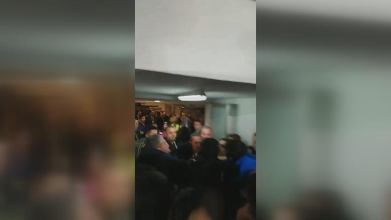 Derbide olay görüntü! Ali Koç tribünden atladı... İşte ilk görüntüler