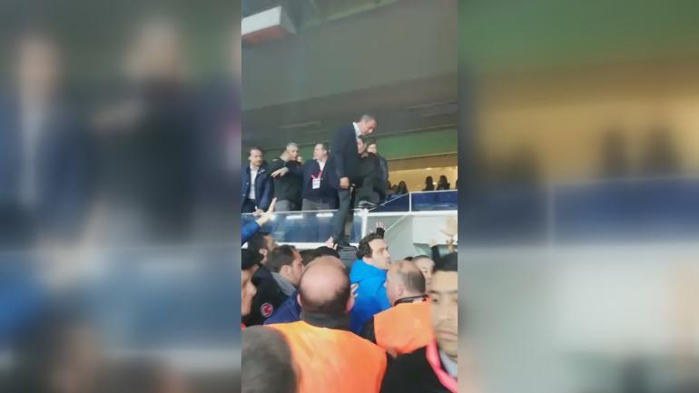 Derbide olay görüntü! Ali Koç tribünden atladı... İşte ilk görüntüler