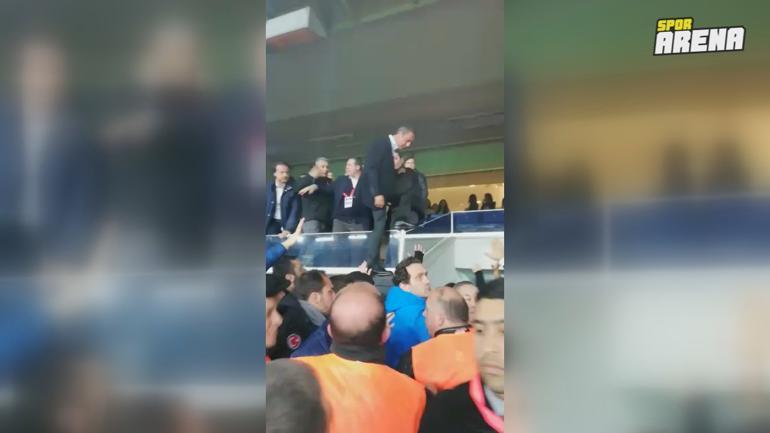 Derbide olay görüntü! Ali Koç tribünden atladı... İşte ilk görüntüler