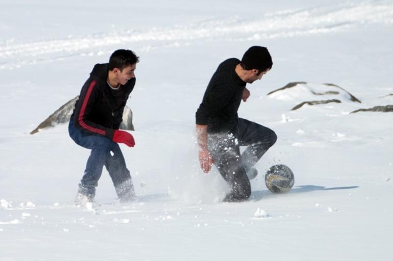 Buz tutan Çıldır Gölü'nde futbol keyfi