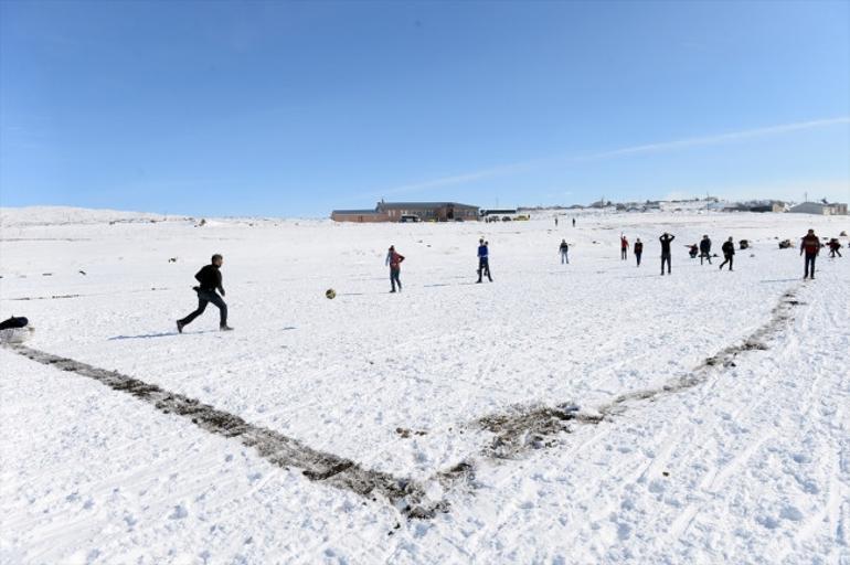 Buz tutan Çıldır Gölü'nde futbol keyfi