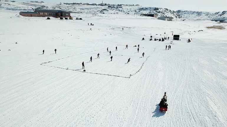 Buz tutan Çıldır Gölü'nde futbol keyfi