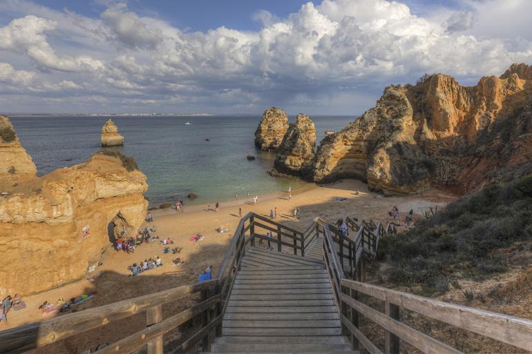 Sarp kayalıkların arasında saklı altın kumlu plaj: Praia Do Camilo