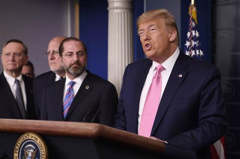Son dakika haberi: ABD'deki corona virüs toplantısında kafaları karıştıran açıklamalar! Trump başka Sağlık Bakanı başka konuştu...