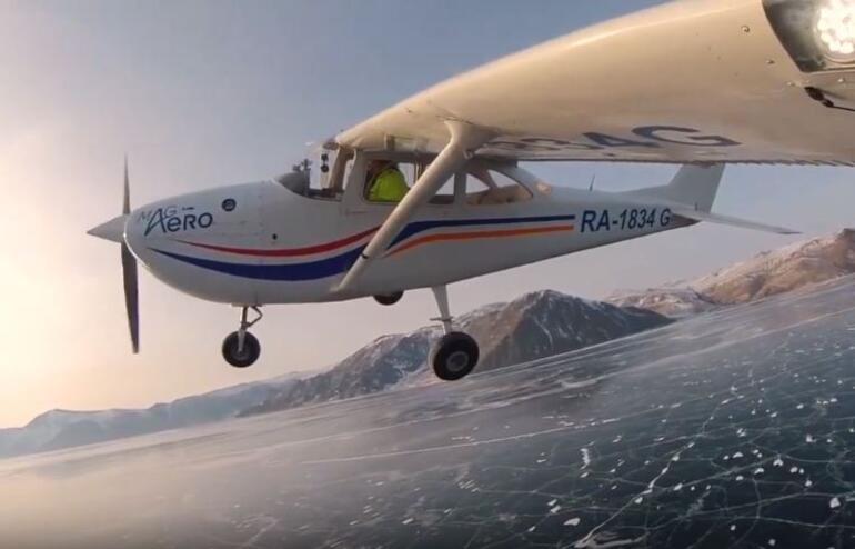 Rus pilot buz tutan Baykal Gölü'ne indi